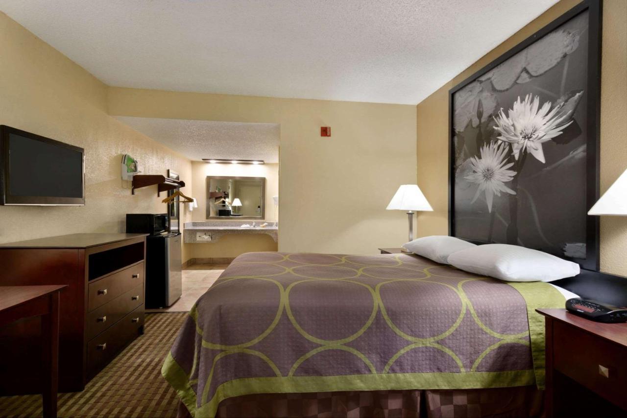 Super 8 By Wyndham Ruston Motel Bagian luar foto