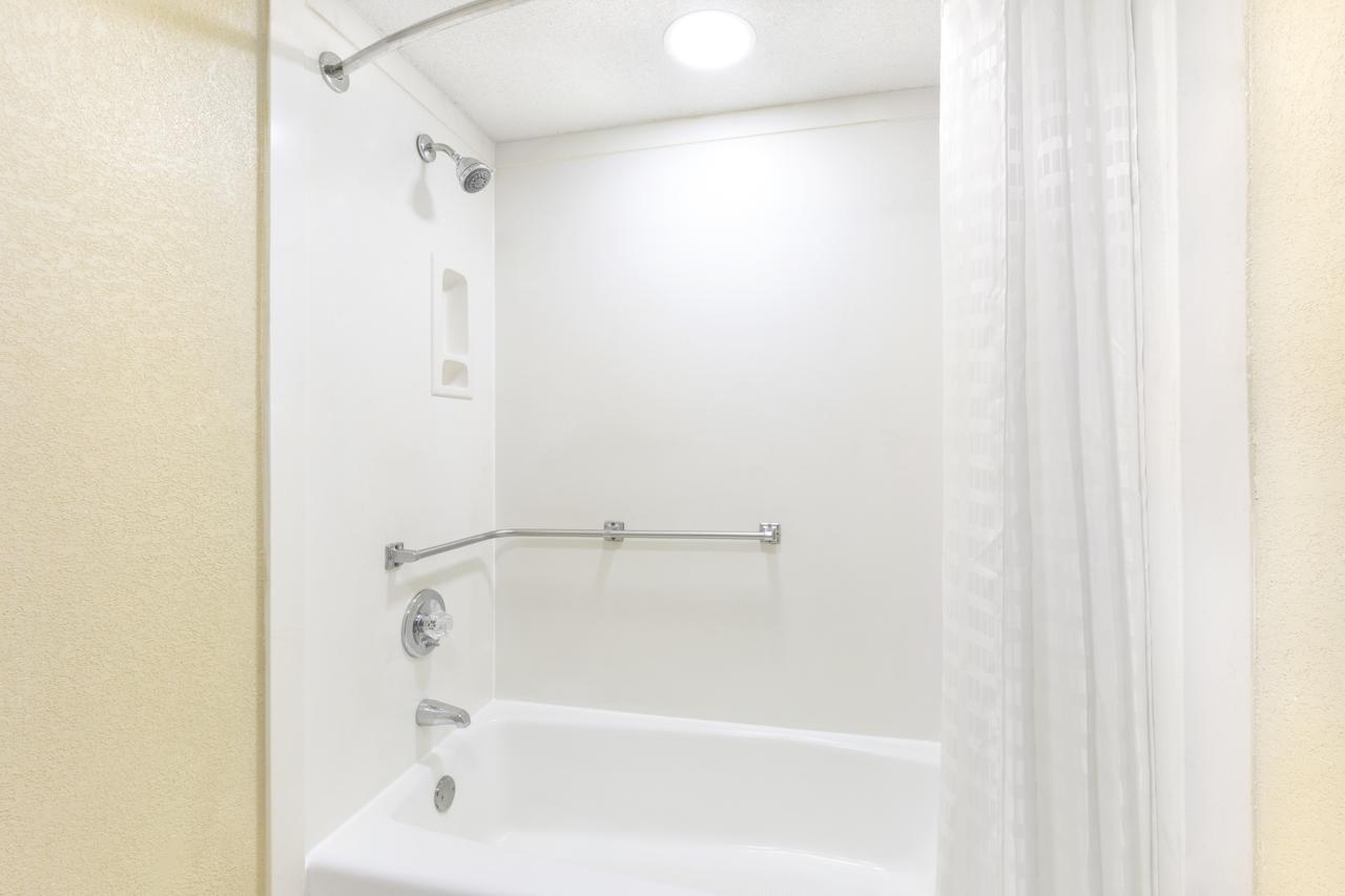 Super 8 By Wyndham Ruston Motel Bagian luar foto