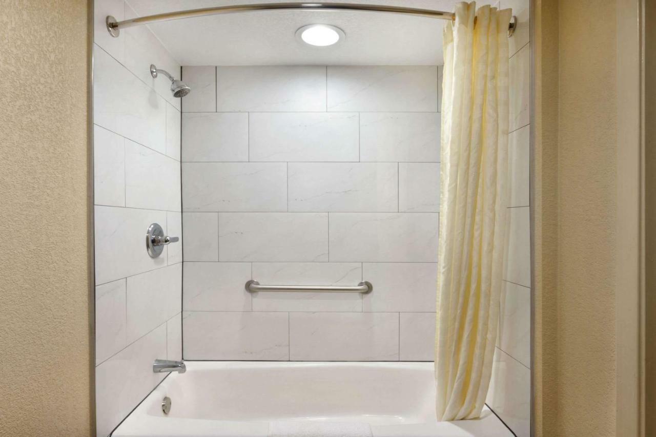 Super 8 By Wyndham Ruston Motel Bagian luar foto